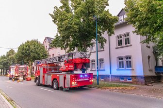 Feuerwehr-Einsatz im Erzgebirge: Bewohner wirft brennende Matratze aus Fenster seiner Wohnung - In Oelsnitz war die Feuerwehr wegen eines Wohnungsbrandes im Einsatz.