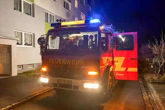 Feuerwehr-Einsatz im Erzgebirge: Feuerwerkskörper in Wohnhaus entzündet - Feuerwehr-Einsatz am Dienstagabend in der Eibenstocker Funkstraße. Ein Feuerwerkskörper war der Auslöser.