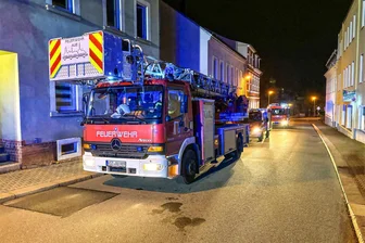 Feuerwehr-Einsatz in Aue wegen im Ofen vergessener Pizza - Mitten in der Nacht musste die Feuerwehr am Sonntag in Aue an die Auerhammerstraße ausrücken.