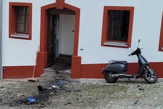 Der Brand in Mittweida am frühen Donnerstagmorgen hatte auf der Straße deutliche Spuren hinterlassen.