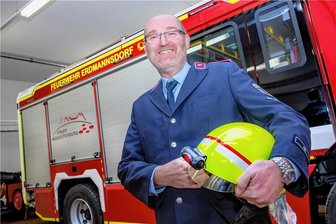 Feuerwehr Erdmannsdorf: Generationswechsel im Gerätehaus - Der Helm bleibt seiner, der durchgehende rote Streifen als Zeichen eines Wehrleiters kommt weg: Michael Hofmann übergibt die Leitung der Erdmannsdorfer Ortsfeuerwehr, wird aber aktiver Feuerwehrmann bleiben. 