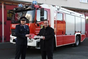 Feuerwehr erhält viertes Neufahrzeug - OB Mario Horn (CDU) übergibt den symbolischen Schlüssel an Ortswehrleiter Daniel Bauer. 