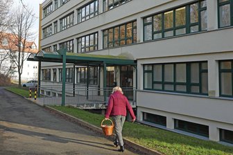 Feuerwehr fährt zum Julius-Motteler-Gymnasium in Crimmitschau: Das war der Grund für die Aufregung - Am Julius-Motteler-Gymnasium in Crimmitschau war am Dienstagmorgen die Feuerwehr vor Ort.