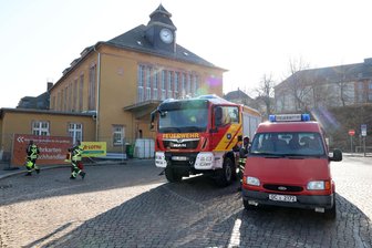 Feuerwehr-Fahrzeuge rollen am Samstag viermal zum Bahnhof in Glauchau: Was war da los? - Die Fahrzeuge der Feuerwehr haben am Samstag in den Vormittagsstunden vor dem Bahnhof in Glauchau gestanden.