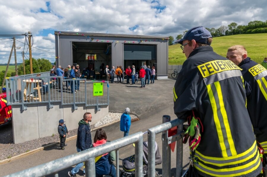 Feuerwehr feiert mit Besuchern Geburtstag und neue Halle - Rund 135 Quadratmeter groß ist die in Stahlbauweise errichtete Fahrzeughalle, die am Freitagabend an die Sorgauer Wehr übergeben wurde. 