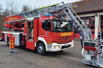 Feuerwehr Flöha braucht Power: Einsatzbereitschaft bereitet Sorgen - Ende 2023 hat die Freiwillige Feuerwehr Flöha ihren Fuhrpark mit einer neuen Drehleiter aufgewertet.