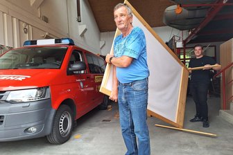 Feuerwehr Flöha packt an: Vorbereitungen für das große Fest laufen auf Hochtouren - Matthias Rehwagen (vorne) und Colin Auerbach packten bei den Aufbauarbeiten mit an.