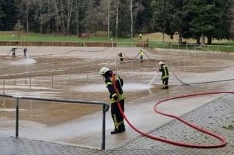 Feuerwehr Gebirge reinigt Rätzteich - Kameraden der Feuerwehr Gebirge reinigen den Rätzteich. 