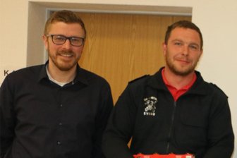 Feuerwehr: Gemeinde Rosenbach will vom Löschfahrzeugkauf des Freistaates Sachsen profitieren - Bürgermeister Michael Frisch mit dem Syrauer Wehrleiter Tobias Brückner (rechts).