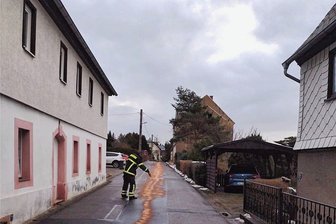 Feuerwehr Geringswalde beseitigt Ölspur - Nahe der Geringswalder Kita "Pfiffikusland" nahm die Ölspur ihren Anfang. 