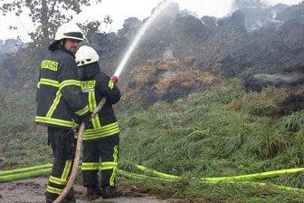 Feuerwehr Geringswalde: Brand wird uns bis zum Wochenende beschäftigen - Einsatzkräfte der Geringswalder und Arraser Wehr versuchen auch am Tag nach der Brandnacht noch die Ausbreitung von Glutnestern einzudämmen.