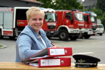 Feuerwehr Geringswalde: Die Frau, die hinter den Kulissen die Strippen zieht - Nadine Borchardt-Wagner als Chefin des Hauptamtes liegen neben zahlreichen anderen Aufgaben die Belange der Feuerwehr am Herzen.