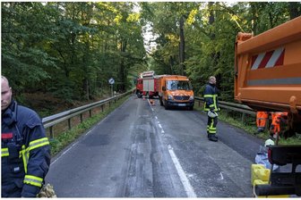 Feuerwehr Geringswalde fängt auslaufenden Diesel auf - Nachdem die Feuerwehr etwa 100 Liter Dieselkraftstoff aufgefangen hatte, kam die Ölwehr zum Einsatz.