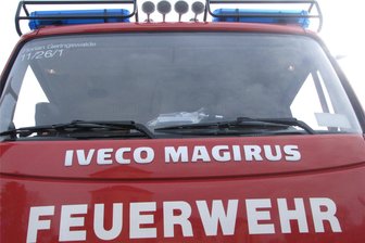 Feuerwehr Geringswalde löscht brennende Hecke - Nach einem Großeinsatz am 15. Oktober musste die Feuerwehr einen Tag später eine brennende Hecke löschen.