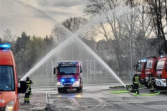 Feuerwehr Geringswalde mit modernster Technik unterwegs - Die Geringswalder begrüßten das neue Fahrzeug mit Wasserfontänen und Martinshörnern. 
