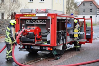 Feuerwehr-Großaufgebot am Landschulzentrum in Neukirchen: Das ist der Grund - Die Feuerwehr absolviert am Landschulzentrum in Neukirchen eine Übung.