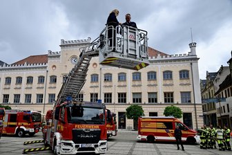 Feuerwehr-Großaufgebot auf dem Zwickauer Hauptmarkt: Brandschützer präsentieren neue Drehleiter - 