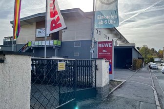 Feuerwehr-Großaufgebot bei Rewe in Oelsnitz: Was war da los? - Zum Rewe an der Alten Bahnhofstraße in Oelsnitz musste am Montagmittag ein Großaufgebot der Feuerwehr ausrücken.