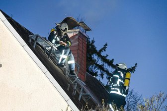Feuerwehr-Großaufgebot in Geringswalde: Schornstein in Flammen - Ein Löschtrupp war auf dem Dach zugange.