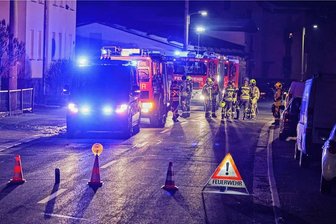 Feuerwehr-Großaufgebot in Gersdorf: Schadstoffe im Hegebach - Die Feuerwehren aus Gersdorf und Oberlungwitz waren mit acht Fahrzeugen an der Einsatzstelle.