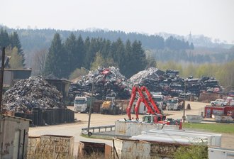 Feuerwehr-Großaufgebot in Weischlitz: Brand auf Mülldeponie führt zu 20.000 Euro Sachschaden - Auf dem Gelände eines Entsorgungsfachbetriebes im Weischlitzer Ortsteil Reuth kam es am Samstagvormittag zu einem Brand. 
