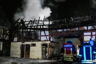 Feuerwehr-Großeinsatz auf Bauernhof in Langenbernsdorf -