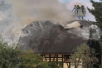 Feuerwehr-Großeinsatz bei Dachgeschossbrand in Mülsen: Sachschaden beträgt rund eine halbe Million Euro - Am Mittwoch brach ein Feuer in einem teilsanierten Fachwerkhaus in Ortmannsdorf aus.