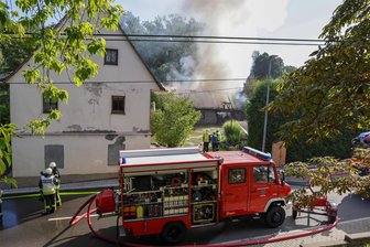 Feuerwehr-Großeinsatz mit knapp 60 Helfern in Schönberg: Flammen zerstören Doppel-Garage - Großeinsatz für die Feuerwehr in Schönberg: Die Retter rückten am Dienstagvormittag mit 13 Fahrzeugen aus und verhinderten ein Übergreifen der Flammen auf das Wohnhaus.