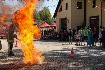 Feuerwehr Grünstädtel feiert 100-Jähriges - Zur Jubiläumsfeier in Grünstädtel gab es auch Schauvorführungen wie einen Fettbrand.