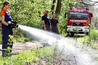 Feuerwehr hilft auch der Natur - Die Jugendfeuerwehr Oberlungwitz half beim Bewässern im Landschaftsschutzgebiet Hirschgrund. 