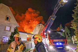 Feuerwehr Hohenstein-Ernstthal: Die Drehleiter geht derzeit auch mal fremd - Beim Großbrand in Uhlsdorf am Samstag war die Hohenstein-Ernstthaler Wehr mit der Drehleiter und ihrem Tankwagen vor Ort. 