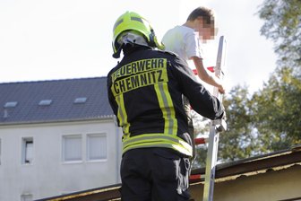 Feuerwehr holt Jungen von Supermarktdach - Mithilfe einer Leiter holte die Feuerwehr einen Jungen von einem Supermarktdach auf dem Sonnenberg.