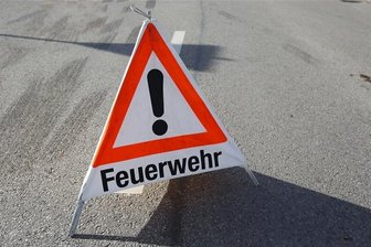 Feuerwehr holt schweren Mann nach Herzinfarkt aus Wohnung -