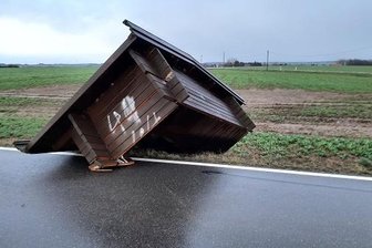 Feuerwehr im Einsatz: Sturmschäden im Freiberger Raum - Zwischen dem Reinsberger Ortsteil Burkersdorf und dem Großschirmaer Stadtteil Teichhäuser hatte es das Wartehäuschen in Richtung Freiberg auf die Straße geweht.