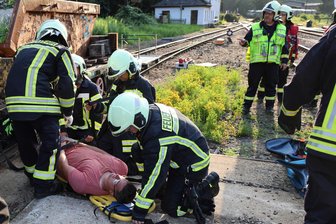 Feuerwehr im Eisenbahnmuseum Schwarzenberg: Rettungsübung auf den Gleisen - Ein Bahnunfall mit mehreren Verletzten, hieß die Aufgabe der Feuerwehrübung.