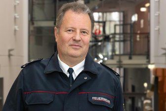 Feuerwehr im Erzgebirge bald selbst ein Notfall? „Ausbildungsstau wird uns teuer zu stehen kommen“ - Falko Auerswald stammt aus einer Feuerwehrdynastie. Jetzt hat er das Amt des Kreisbrandmeisters im Erzgebirgskreis angetreten. Sein Traumziel, wie er sagt.