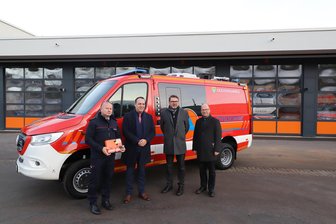 Feuerwehr im Erzgebirge erhält neues Katastrophenschutzfahrzeug - Übergabe des neuen Fahrzeugs im Katastrophenschutzzentrum des Erzgebirgskreises: (v. l. n. r.) Thomas Schürer, Stadtteilwehrleiter Beierfeld, Landrat Rico Anton, Mirko Geißler, Bürgermeister Stadt Grünhain-Beierfeld, und Peter Leichsenring, 1. Beigeordneter des Erzgebirgskreises.