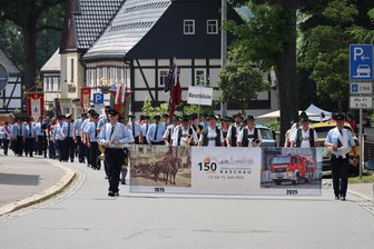 Feuerwehr im Erzgebirge feiert 150-jähriges Bestehen – Großer Festumzug begeistert Besucher - Der Festumzug zum Jubiläum 150 Jahre Freiwillige Feuerwehr Raschau lockte viele Besucher in den Ort.