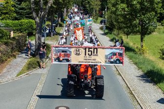 Feuerwehr im Erzgebirge feiert 150-jähriges Bestehen: Mehr als 450 Teilnehmer bei großem Festumzug - Blick auf den Start des Festumzuges in Beierfeld: Mehr als 450 Teilnehmern beteiligten sich am Sonntag daran.