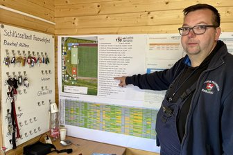Feuerwehr im Erzgebirge feiert dreitägiges Fest - mit Umzug, Chronik und Blaulichtgottesdienst - Andreas Schieck im kleinen Fest-Büro, wo die Fäden für die dreitägige Fete zusammenlaufen.