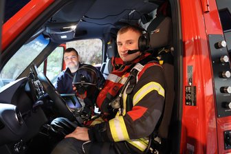 Feuerwehr im Erzgebirge für den Ernstfall bestens gerüstet – Erkundungstrupp mit rollendem Labor unterwegs - Silvio Döring und Tim Krannich (vorn) zeigen, was im neuen Fahrzeug - einen Erkundungskraftwagen – alles steckt.