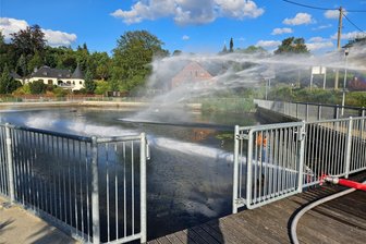 Feuerwehr im Erzgebirge verhindert Fischsterben - Weil im Süß-Dr.-Teich in Sehma das Wasser knapp wurde, drohten die darin lebenden Fische zu ersticken. Feuerwehrleute aus dem Sehmatal starteten eine Rettungsaktion.