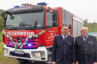 Feuerwehr im Erzgebirge weiht neues Auto ein - Ortswehrleiter Steve Richter und sein Vater Falk Richter am neuen Löschfahrzeug der Feuerwehr Hammerunterwiesenthal.