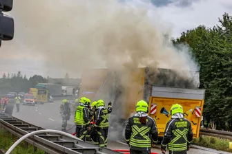 Feuerwehr im Großeinsatz in Glauchau: Brennender Laster sorgt für Vollsperrung der B 175 -