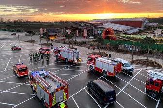 Feuerwehr im Großeinsatz in Karls Erdbeerhof in Döbeln: Das war am Sonntagmorgen los - Mit insgesamt 28 Kameraden war die Feuerwehr zu Karls Erlebnis-Dorf ausgerückt.