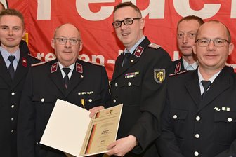 Feuerwehr im Vogtland ehrt ihre Helden und arbeitet mit neuer Wehrleitung - Stefan Jähn (2.von links) wurde von Daniel Löwenhagen mit der Verdienstmedaille in Gold geehrt.