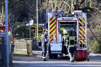 Feuerwehr in Chemnitzer Eigenheimgebiet im Einsatz: Was war da los? - Einsatzkräfte am Morgen am Richterweg in Chemnitz-Reichenhain.