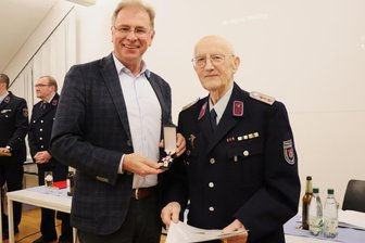 Feuerwehr in Crimmitschau: Auszeichnungen und zwei besondere Einsätze - Erhard Seifert (r.) ist von Oberbürgermeister André Raphael für 60 Jahre Feuerwehr ausgezeichnet worden.