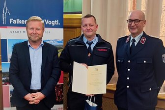 Feuerwehr in Falkenstein stellt sich neu auf: Warum ein Wechsel nötig wurde - Alexander Gräßler (Mitte) ist neuer stellvertretender Wehrleiter in Falkenstein.