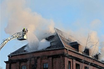 Feuerwehr in Glauchau: Einsätze aus dem Jahr 2022, die (lange) im Kopf bleiben - Brand in der Industriebrache: Die Helfer waren mehrfach in der ehemaligen Färberei an der Wilhelmstraße im Einsatz. 